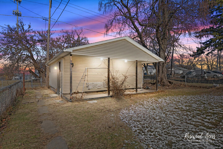 Property Photo:  1221 E Chestnut Street  IL 60901 