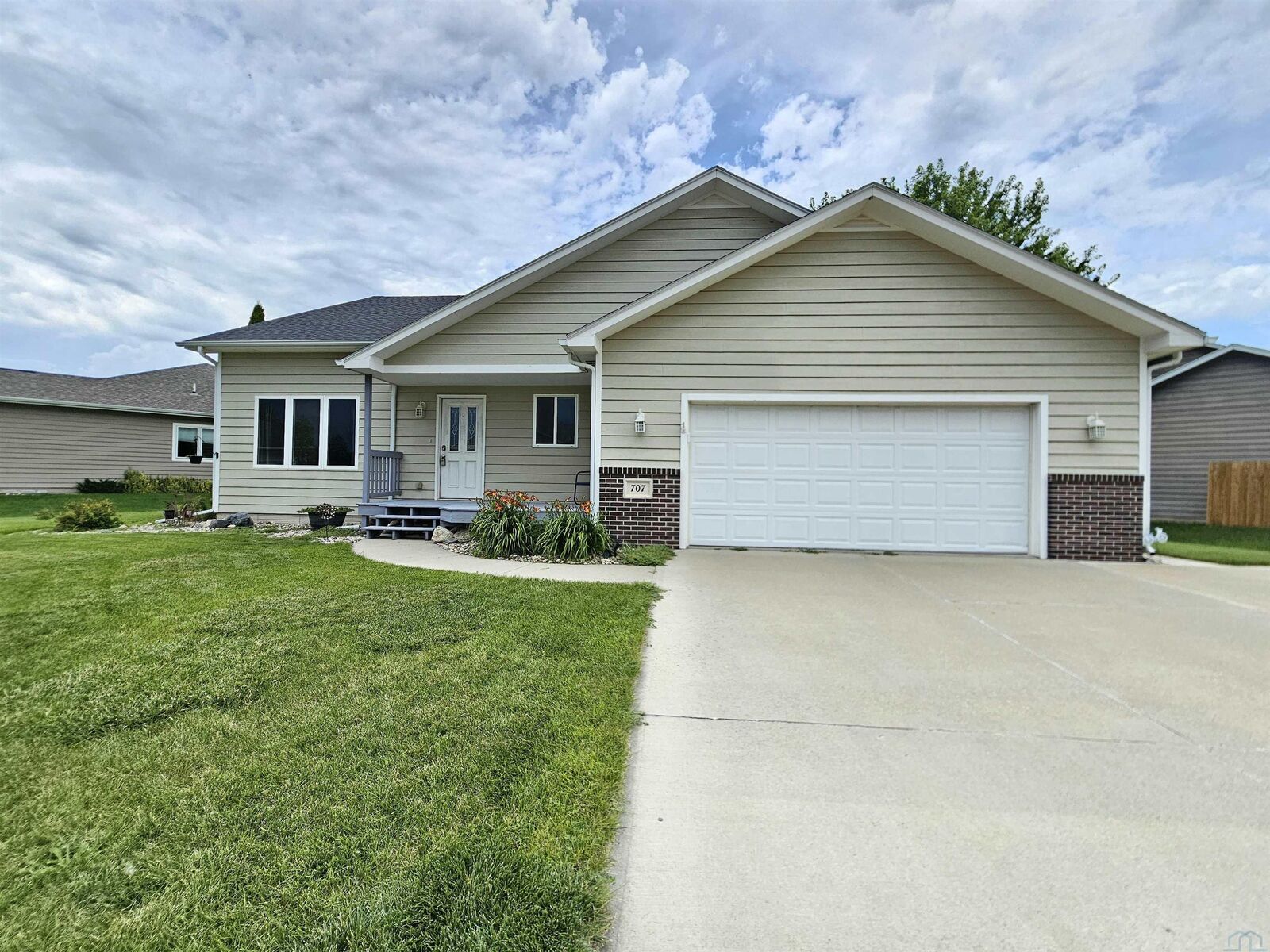 Property Photo:  707 Prairie Blvd  SD 57049 