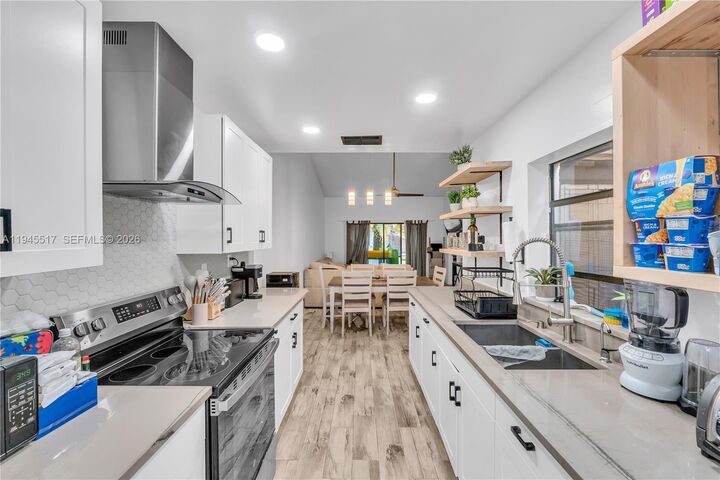 Property Photo: 8202 NW 100th Dr FL 33321