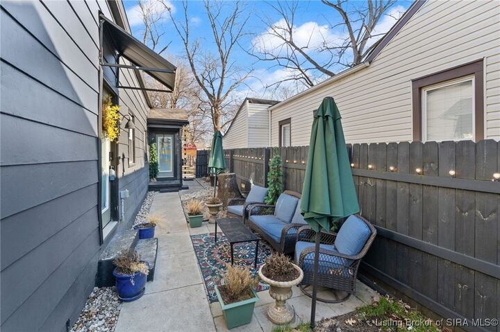 Property Photo:  626 Mechanic Street  IN 47130 