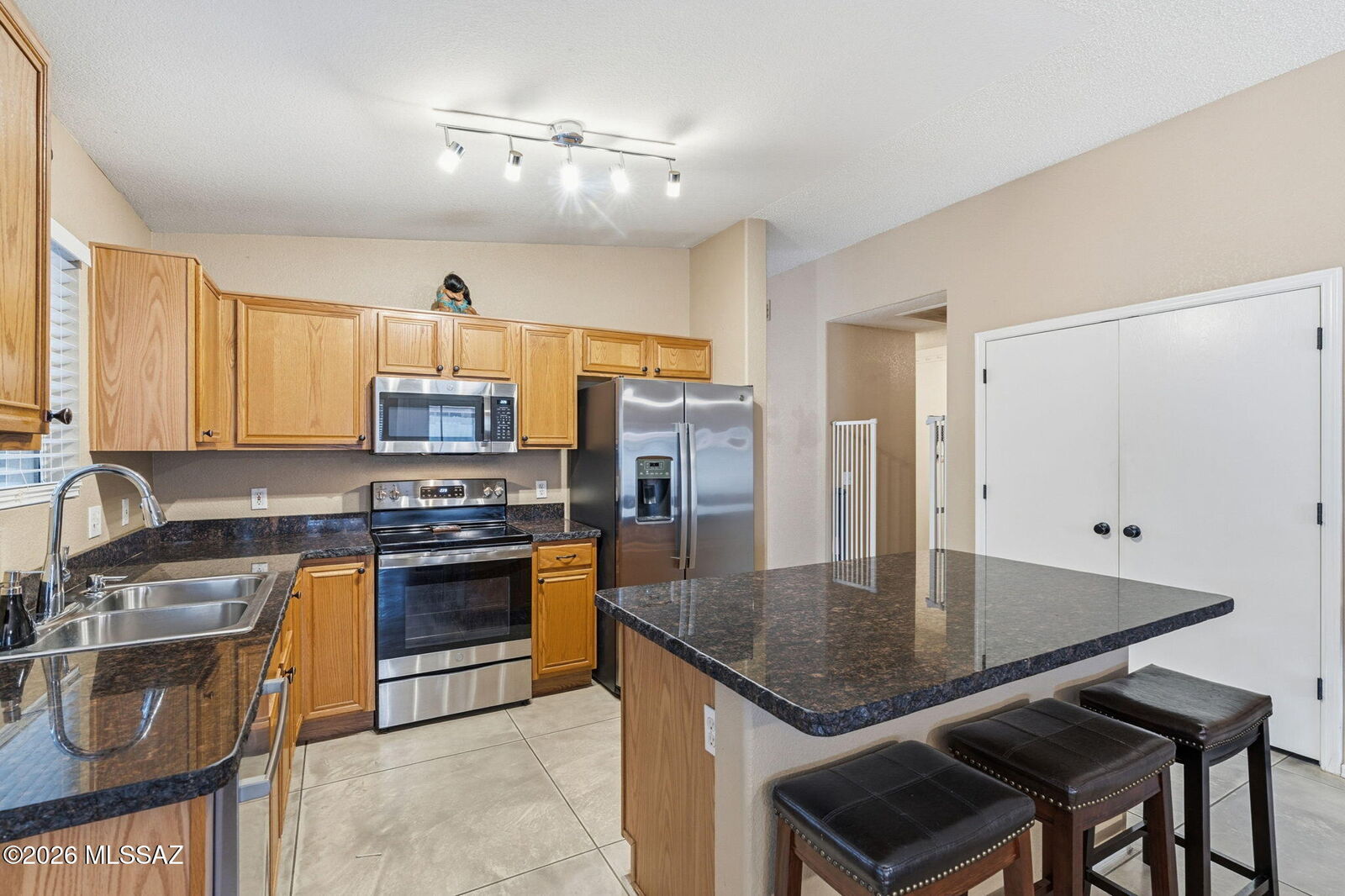 Property Photo:  6086 N Applesauce Court  AZ 85741 