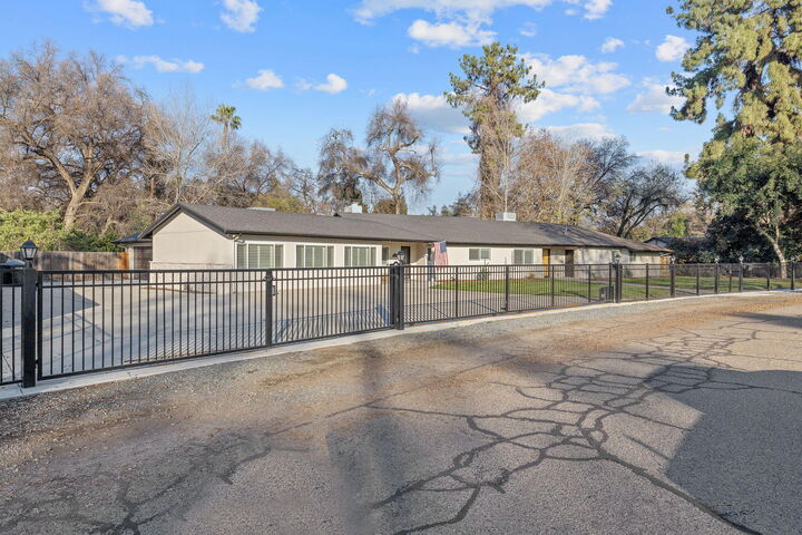 Property Photo:  2212 W Sunset Drive  CA 93291 