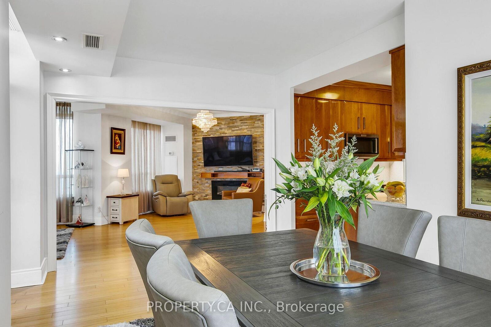Property Photo: 3880 Duke Of York Boulevard 2804 ON L5B 4M7
