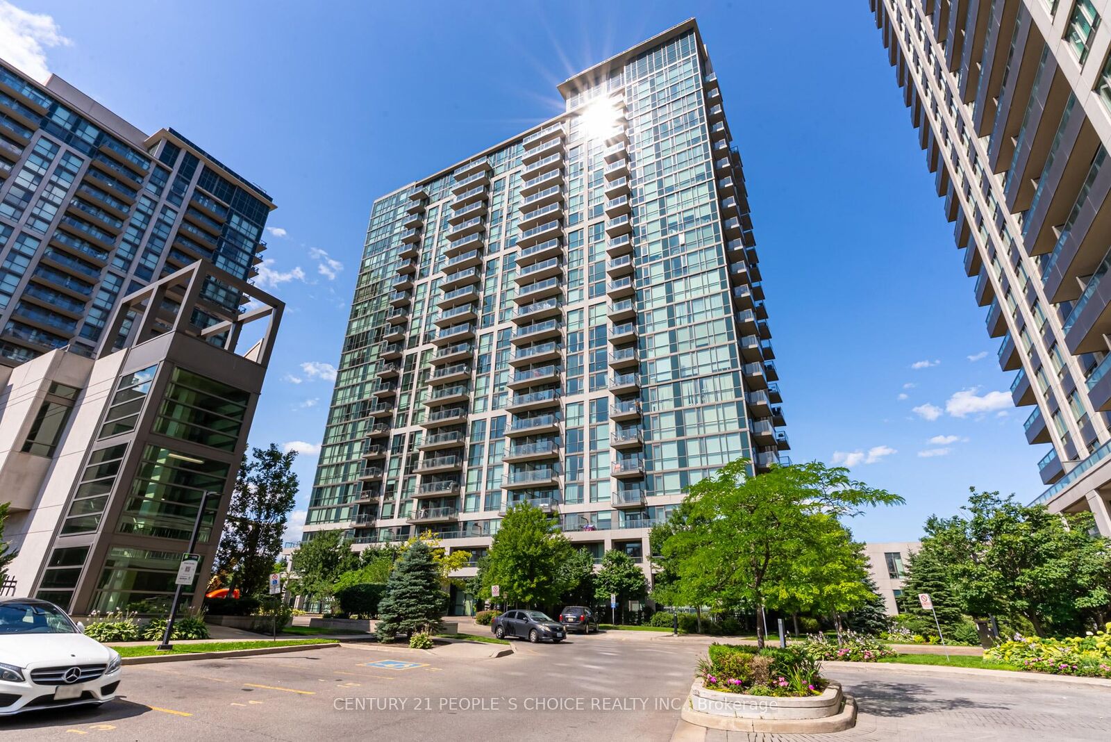 Property Photo:  339 Rathburn Road 2118  ON L5B 0K6 