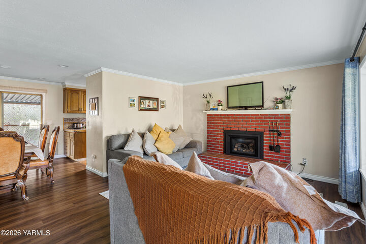 Property Photo: 910 S 37th Ave WA 98902