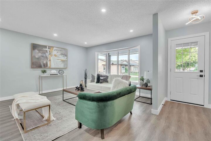 Property Photo:  18 McInnes Place  MB R2R 2A3 