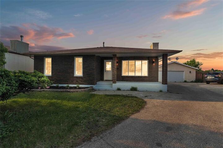 Property Photo:  18 McInnes Place  MB R2R 2A3 