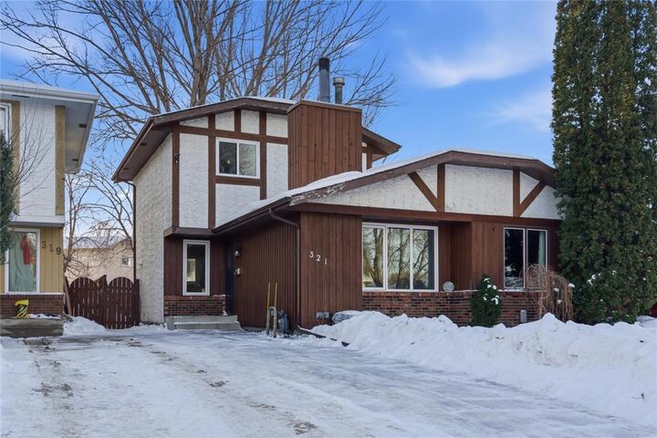 Property Photo:  321 Edelweiss Crescent  MB R2G 2B6 