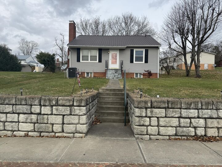 Property Photo:  125 North Street Union Wv 24983  WV 24983 