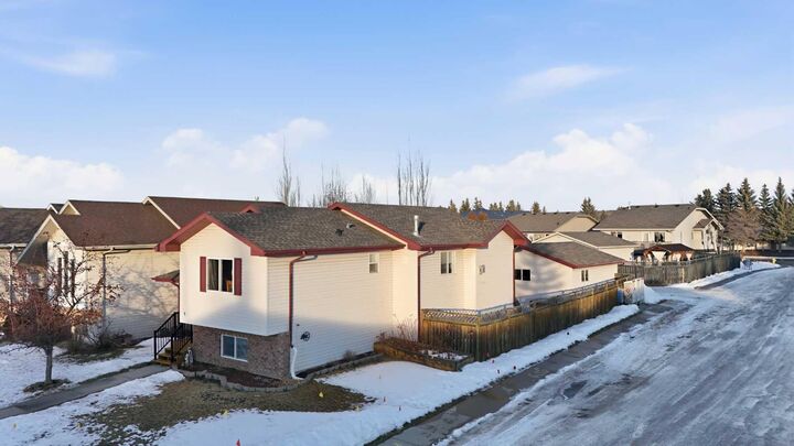 Property Photo:  1 Duval Crescent  AB T4R 2Y7 