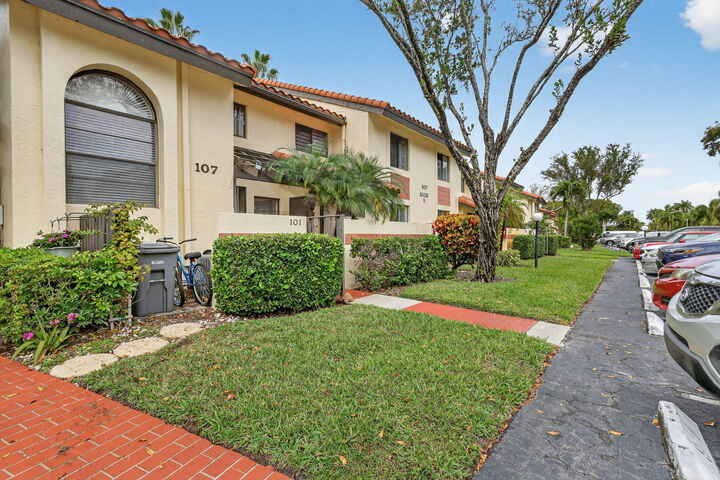 Property Photo:  10215 N Circle Lake Drive 101  FL 33437 