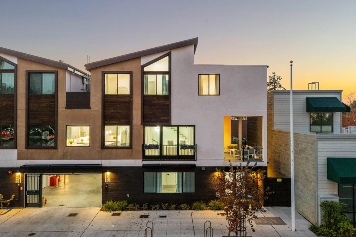 Property Photo:  924 Woodside Road  CA 94061 