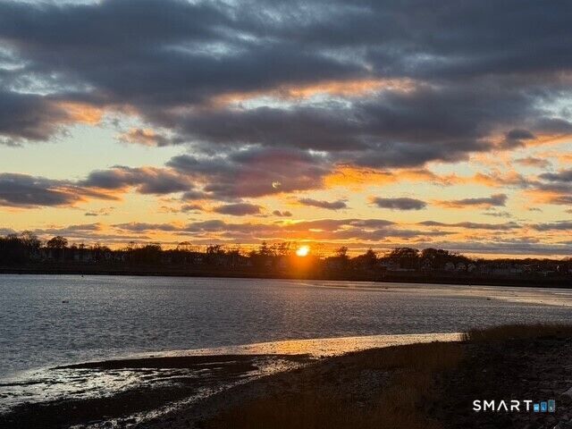 Property Photo:  111 Harbour Close 111  CT 06519 