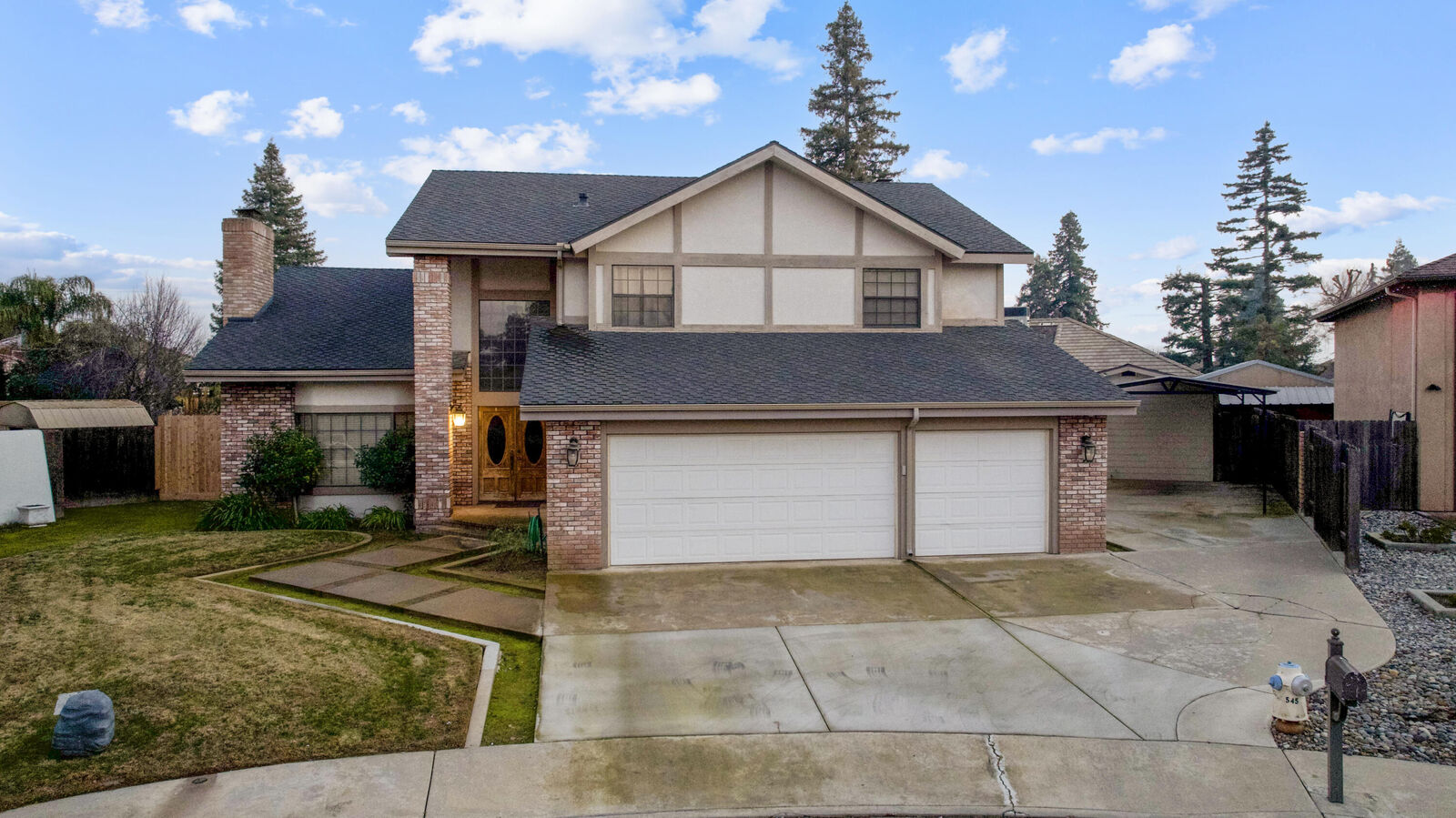 Property Photo:  1350 N Lindale Place  CA 93257 