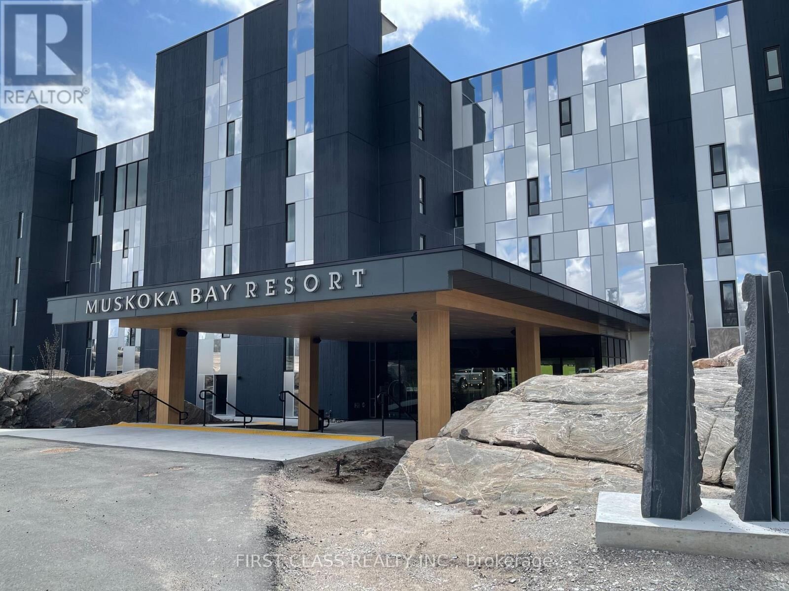 Property Photo:  120 Carrick Trail 306  ON P1P 0A1 