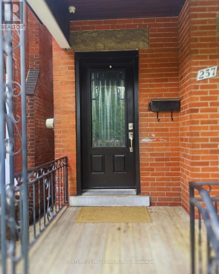 Property Photo:  237 Balsam Avenue South  ON L8M 3B9 