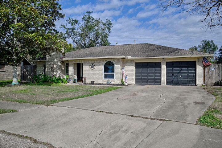 Property Photo:  729 Newman Street  TX 77515 