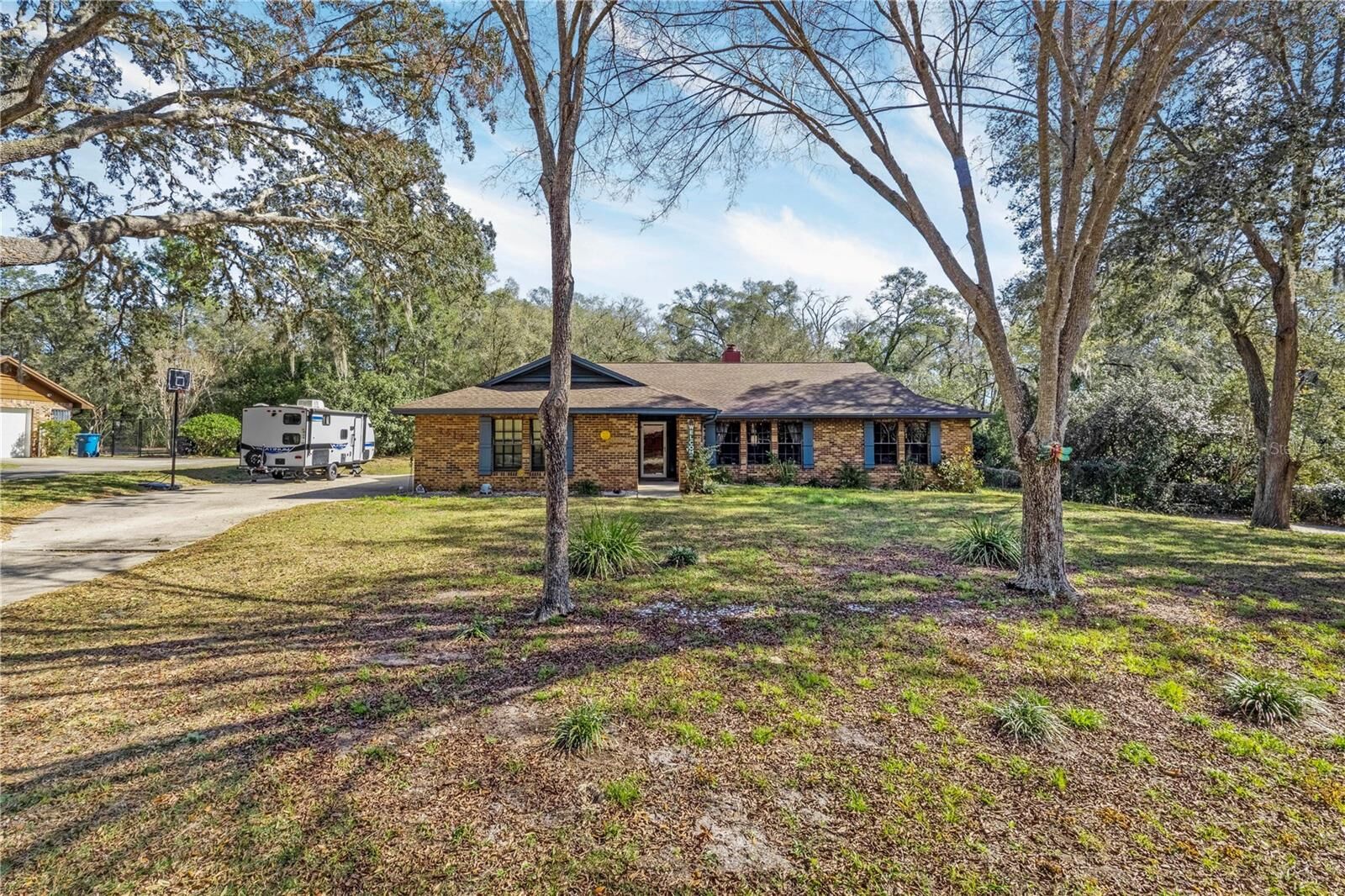 Property Photo:  2417 S Oak Park Drive  FL 32724 