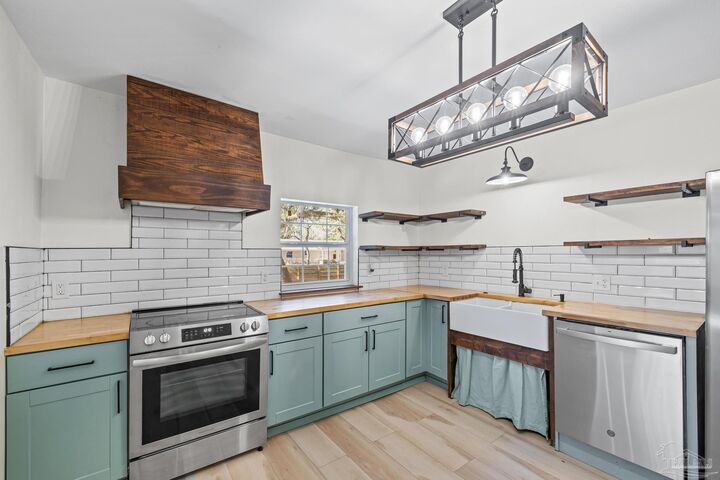 Property Photo:  5324 Cathy St  FL 32583 