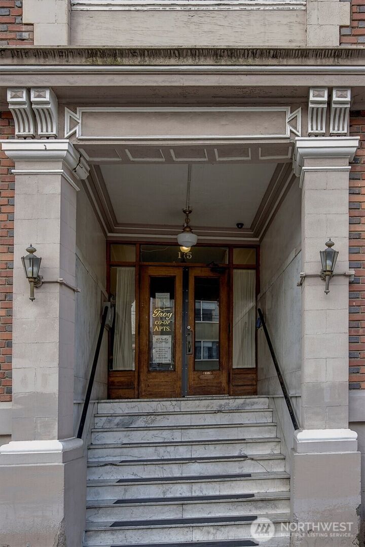 Property Photo:  115  Bellevue Avenue E 105  WA 98102 