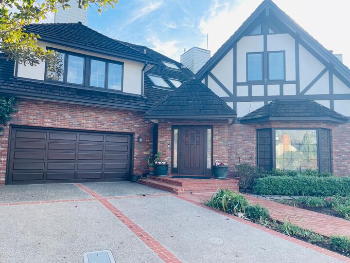 Property Photo:  200 Iris Way  CA 94303 