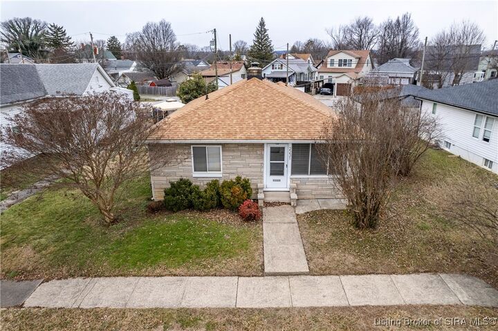 Property Photo:  2231 E Oak Street  IN 47150 