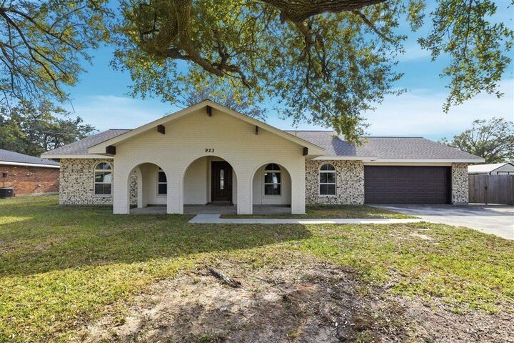 Property Photo:  923 Southfield Road  LA 70605 