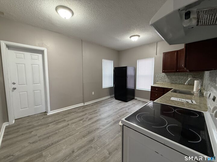 Property Photo:  5 Winter Street  CT 06120 