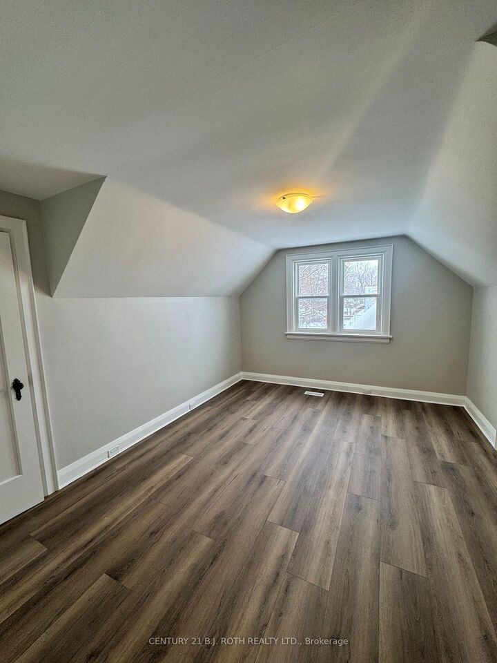 Photo de la propriété:  48 Drury Lane  ON L4M 3C8 