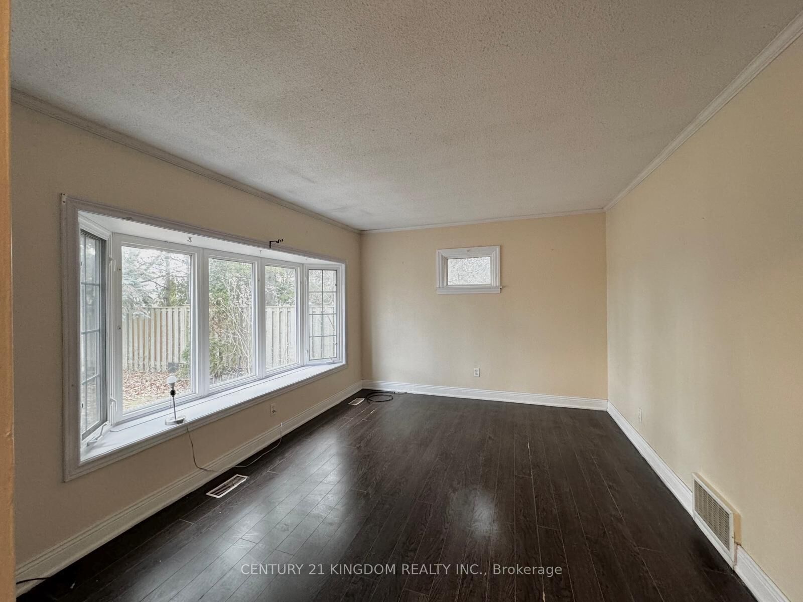 Photo de la propriété:  208 Palmerston Avenue  ON L1N 3E7 