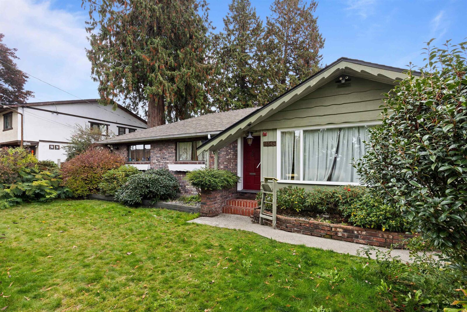 Photo de la propriété:  11564 97 Avenue  BC V3V 2B6 