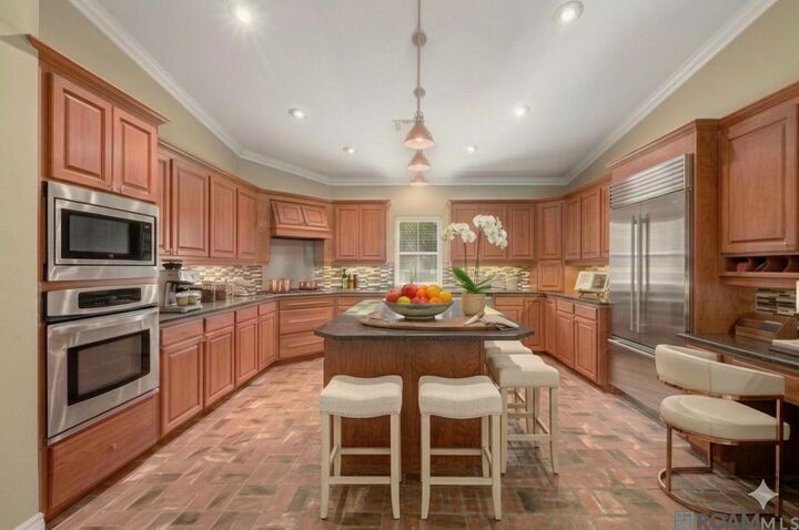 Property Photo:  18616 Perkins Rd  LA 70769 
