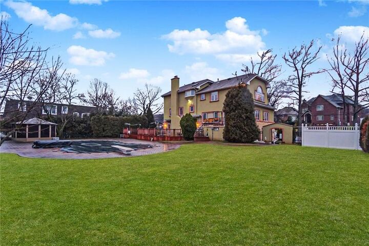 Property Photo:  172 Coventry Road  NY 10304 