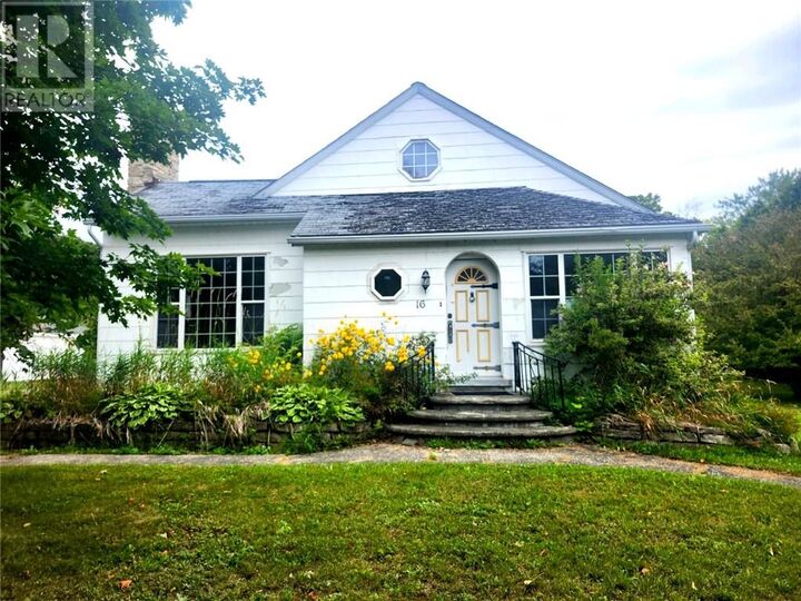 16 Robinson Street W — photo 1