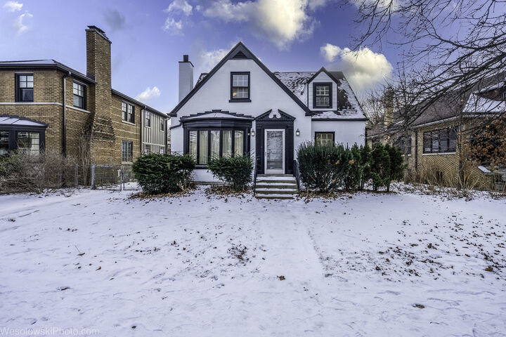 Property Photo: 6738 N Ionia Avenue IL 60646