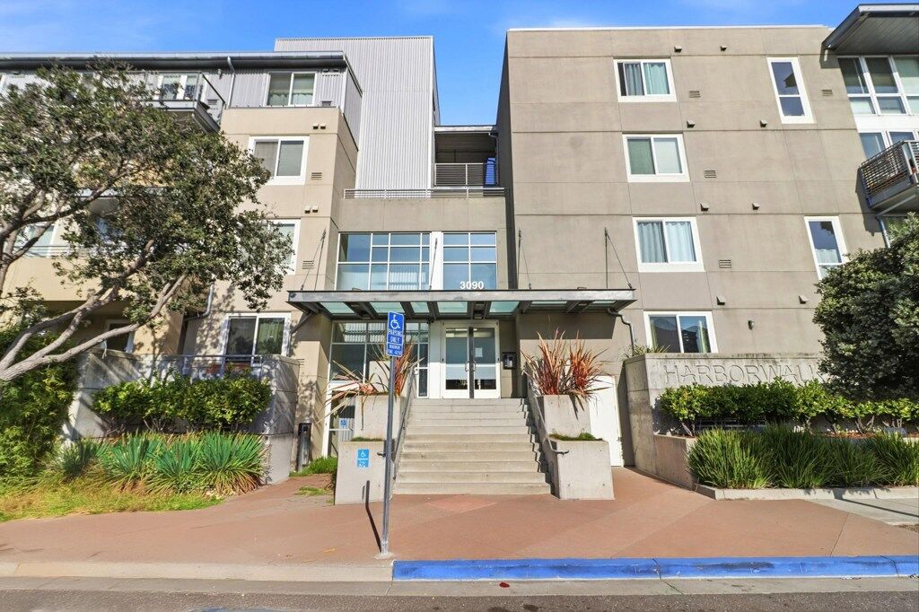 Property Photo: 3090 Glascock Street 102 CA 94601