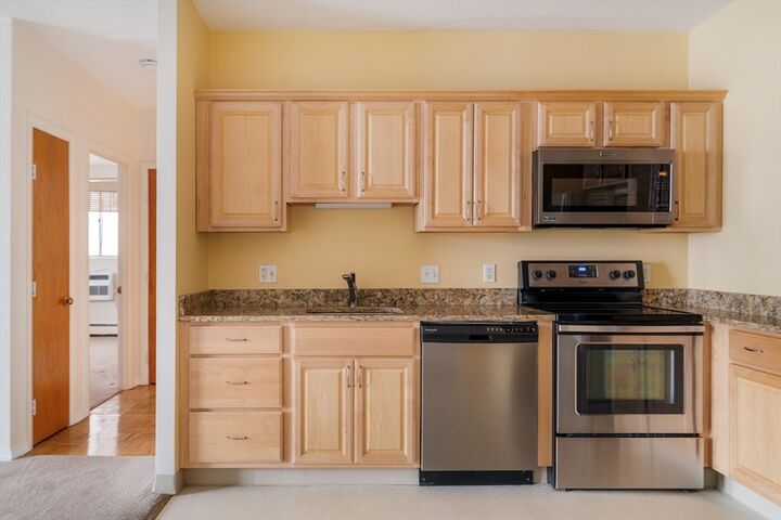 Property Photo: 80 N Warren St 31 MA 01801