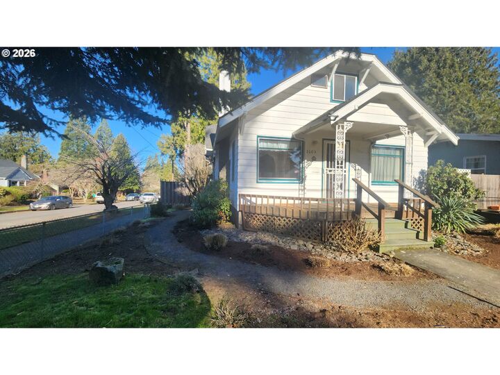Property Photo:  2605 NE Jarrett St  OR 97211 