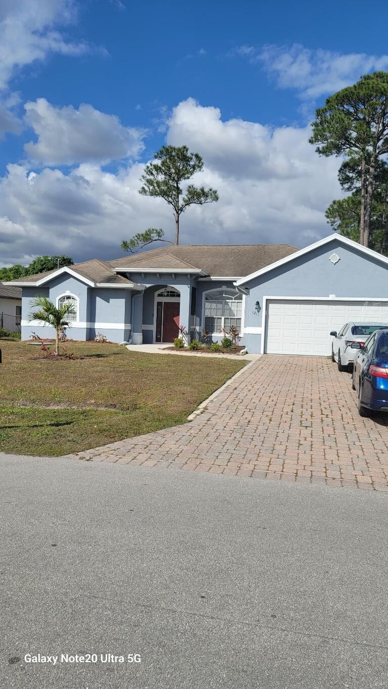 Property Photo: 1211 SW Wellington Avenue FL 34953