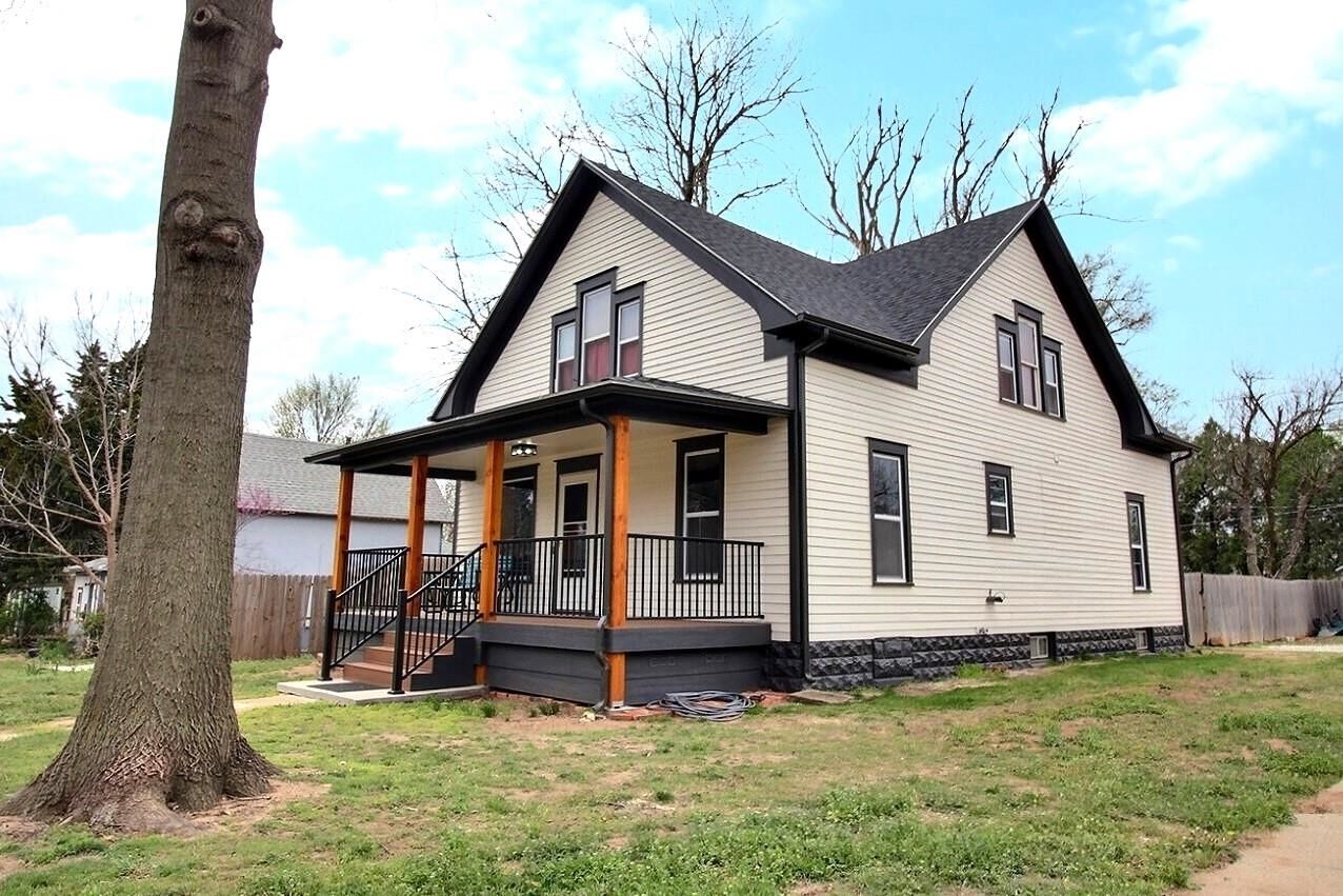 Property Photo:  635 Cedar St  KS 67068 