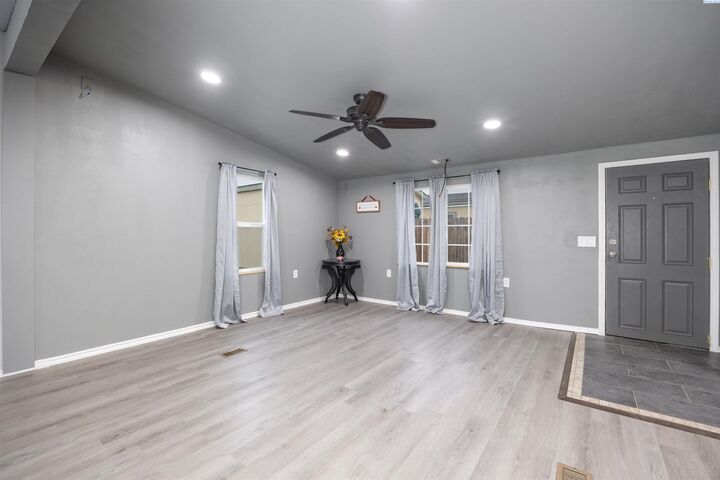 Property Photo: 9132 W Yellowstone Ave WA 99336