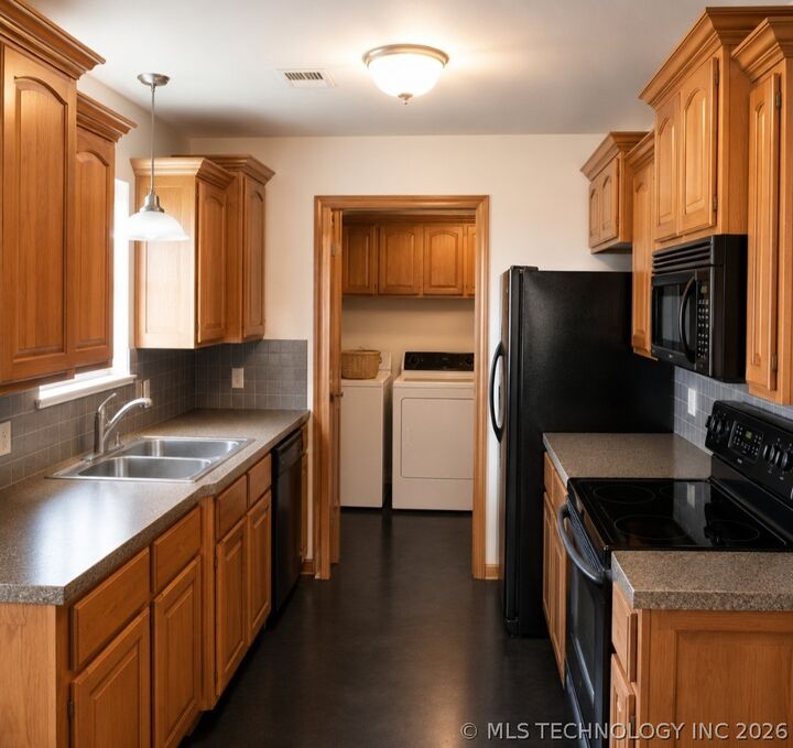 Property Photo:  711 E Iowa Street  OK 74472 