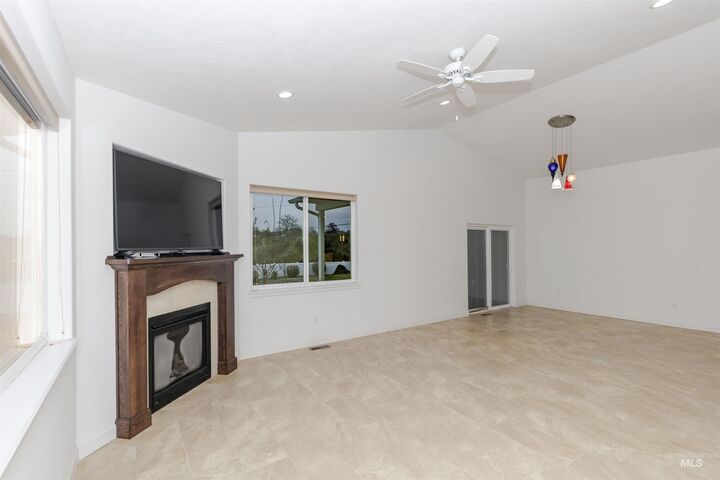 Property Photo: 910 Vineland Dr 6 WA 99403