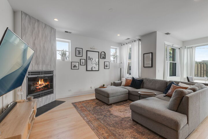 Property Photo:  1122 N Oakley Boulevard C  IL 60622 