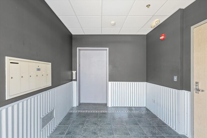 Property Photo: 209 E Washington Street 5 IL 61701