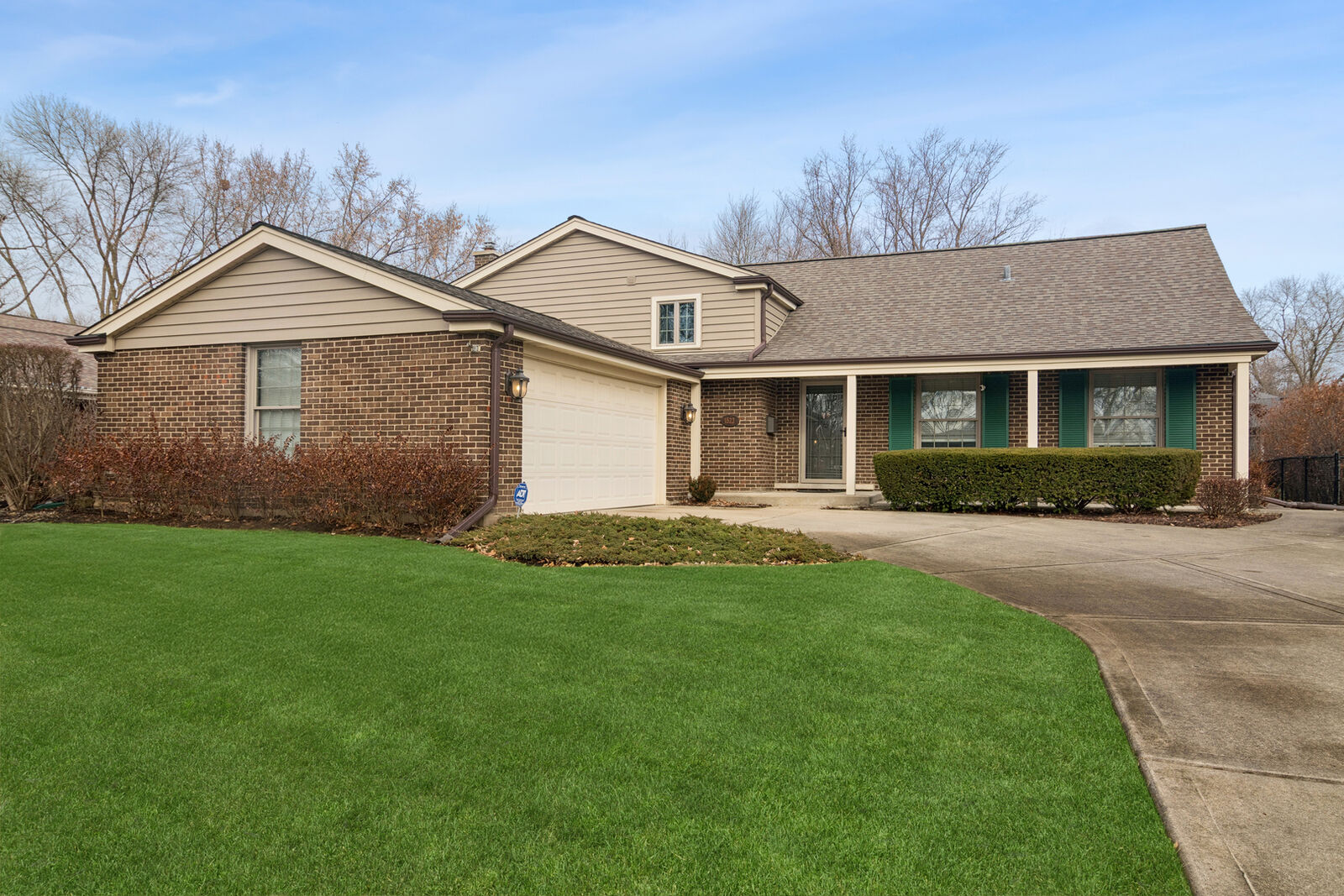 Property Photo:  1522 E Fleming Drive N  IL 60004 
