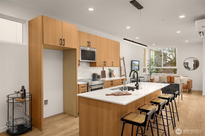 Property Photo: 916 B 15th Avenue WA 98122