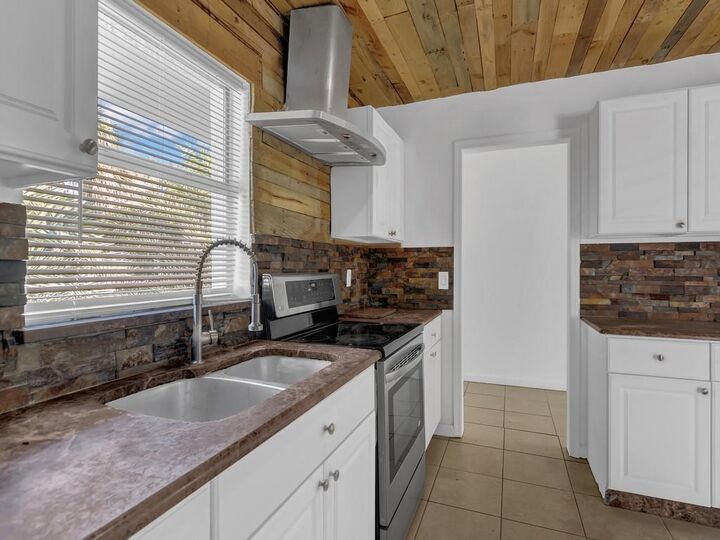 Property Photo: 703 5th Place SW FL 32962