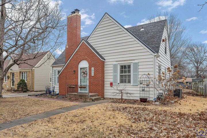 Property Photo:  1944 SW Bowman Ct  KS 66604 