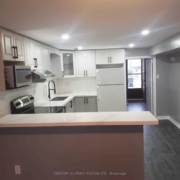 Photo de la propriété:  81 Millhouse Crescent Lower  ON M1B 2E4 